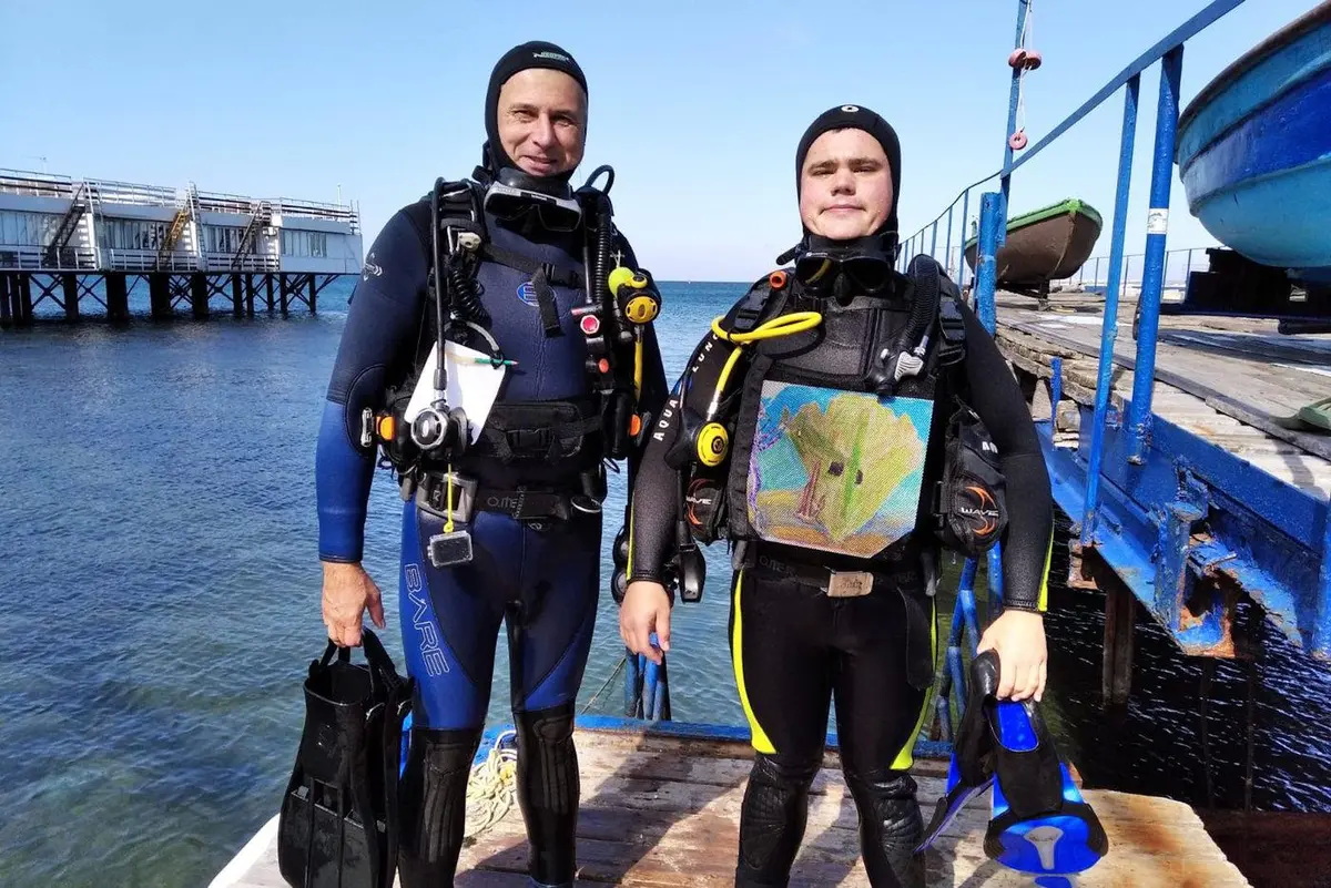 Никита и его инструктор Владимир Прохоренко перед погружением в Анапе