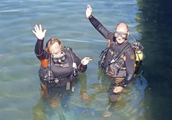 В Анапе участники СВО ныряют в море с аквалангом